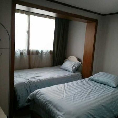 K Star Road Guesthouse - Hostel Seoel Buitenkant foto