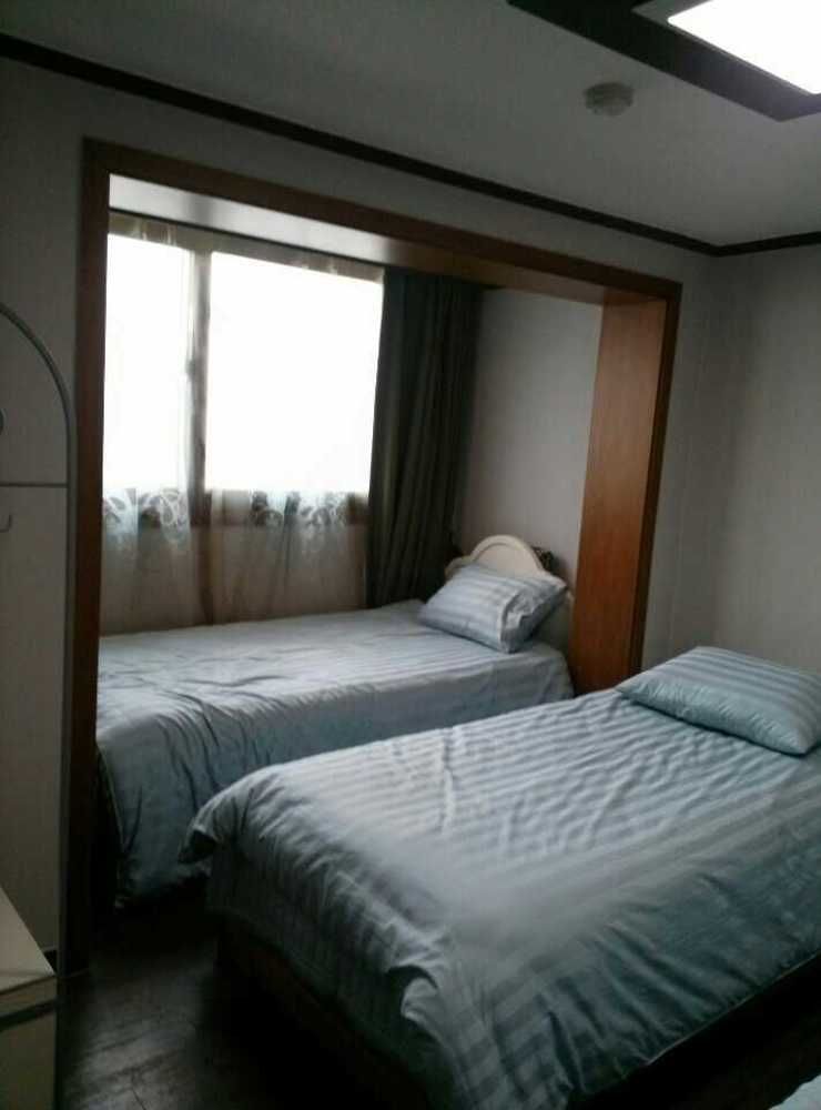 K Star Road Guesthouse - Hostel Seoel Buitenkant foto