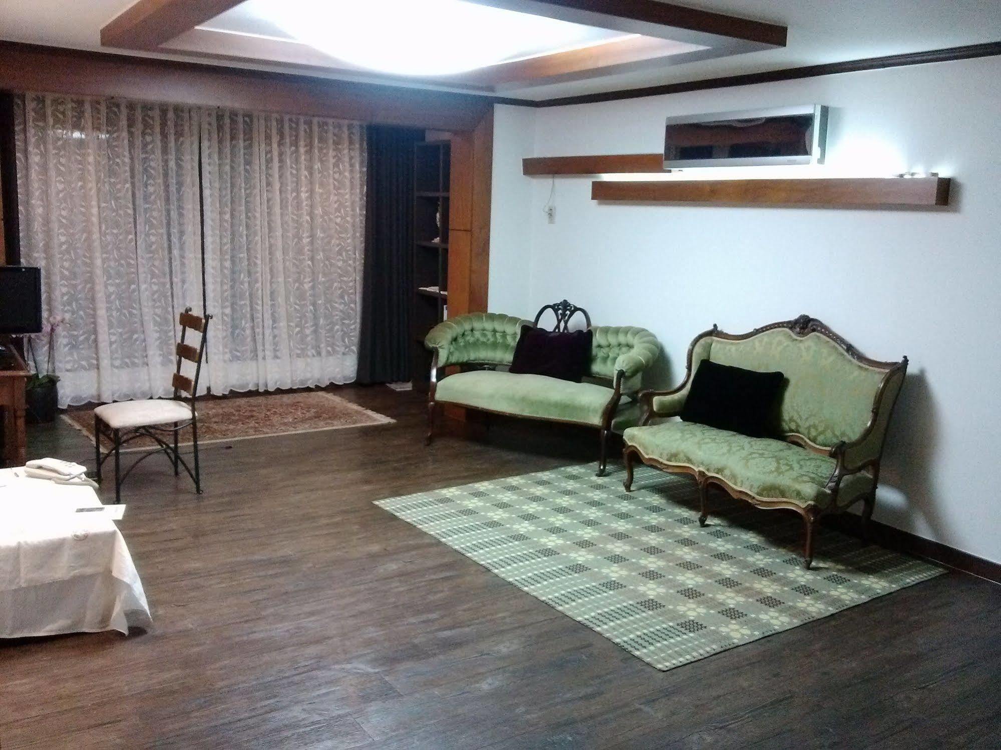K Star Road Guesthouse - Hostel Seoel Buitenkant foto
