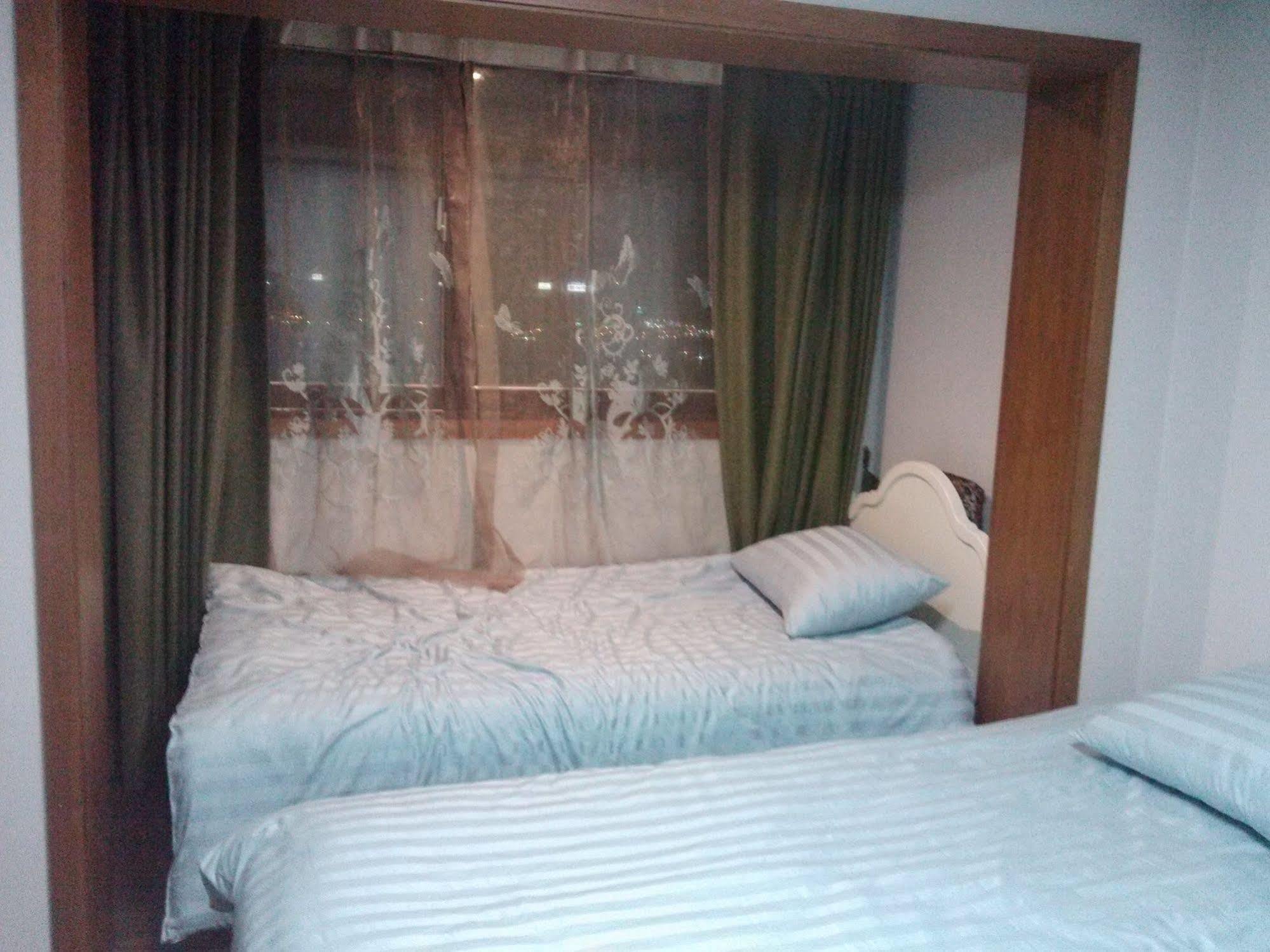 K Star Road Guesthouse - Hostel Seoel Buitenkant foto