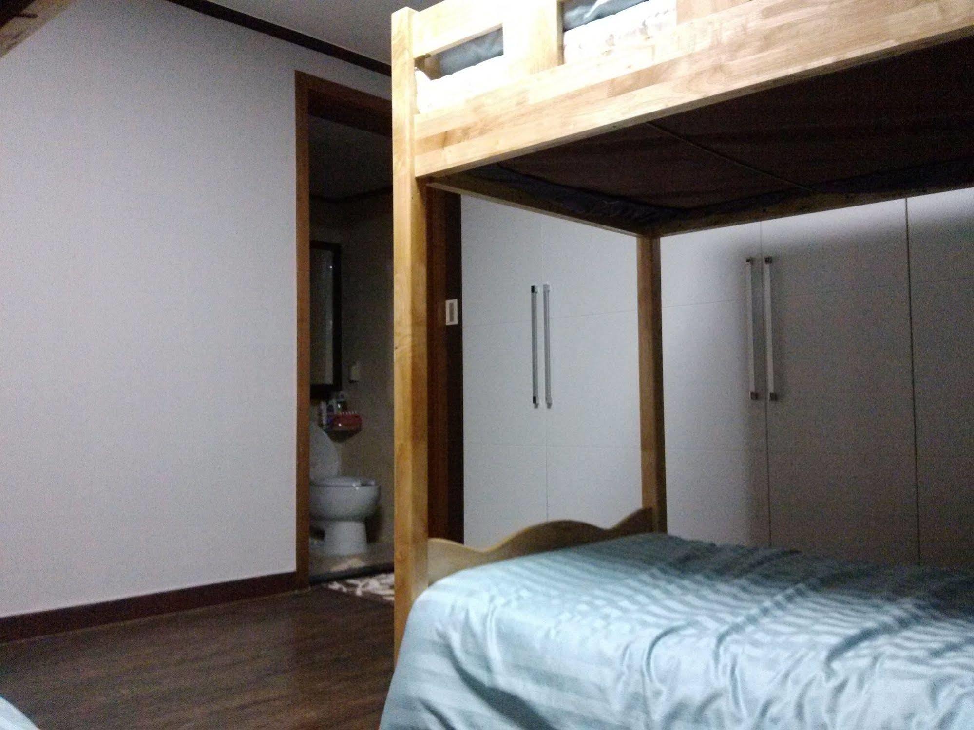 K Star Road Guesthouse - Hostel Seoel Buitenkant foto
