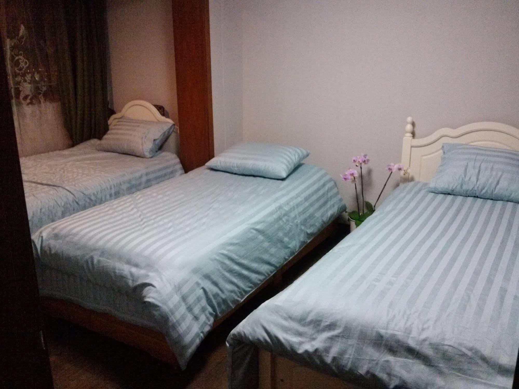 K Star Road Guesthouse - Hostel Seoel Buitenkant foto