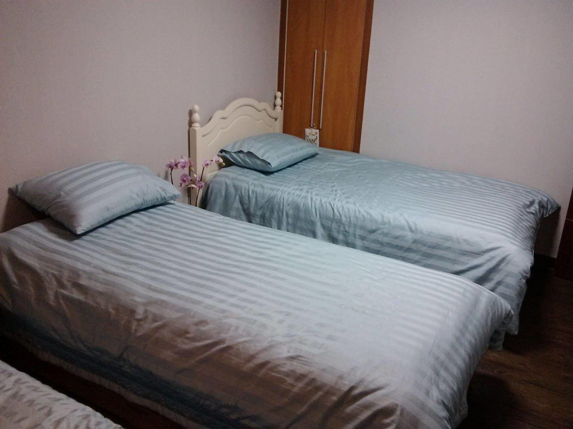 K Star Road Guesthouse - Hostel Seoel Buitenkant foto