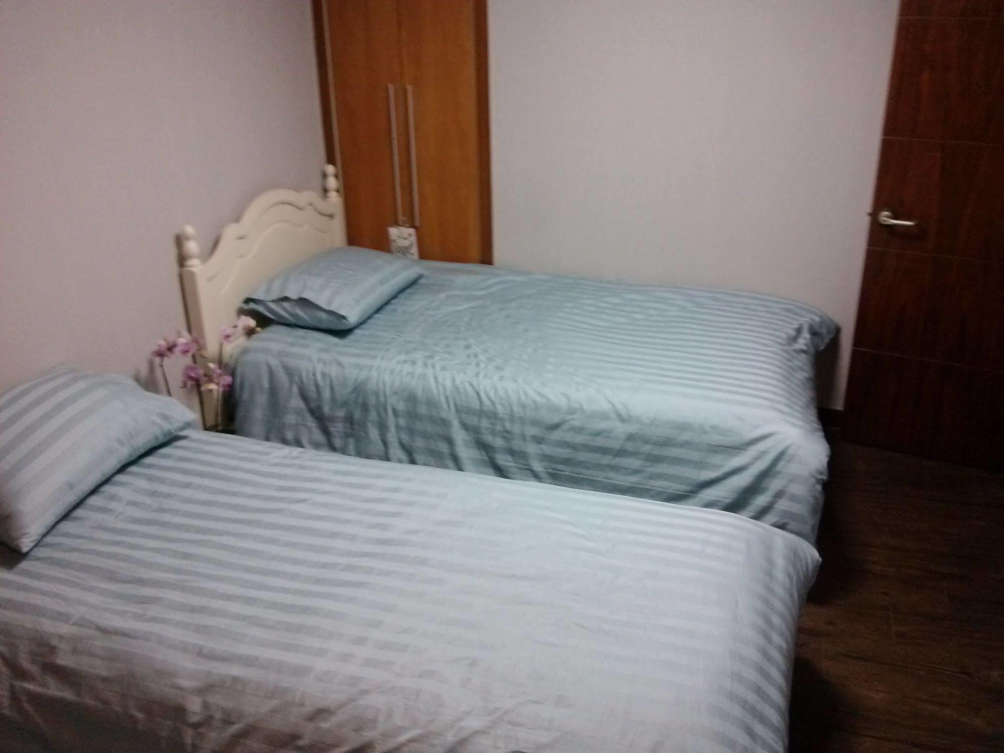 K Star Road Guesthouse - Hostel Seoel Buitenkant foto