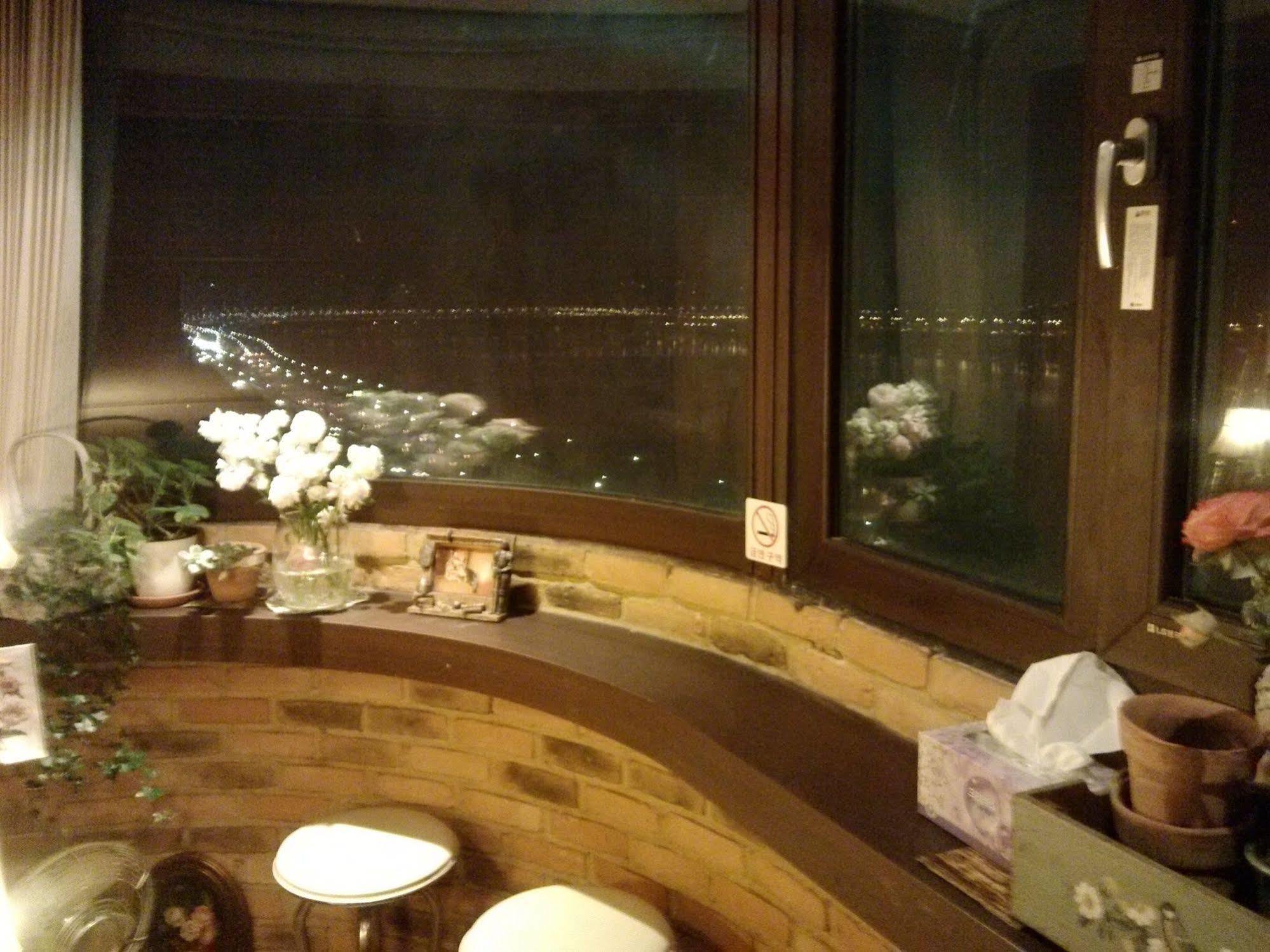K Star Road Guesthouse - Hostel Seoel Buitenkant foto